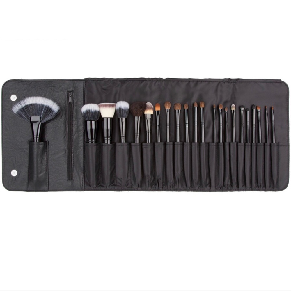 NWOT 22-Piece Makeup Brush Set